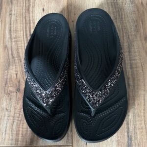 Crocs Sloane Platform Glitter Flip Flops - Black - Like New